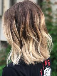 For blondes, the juxtaposition of a few lowlights can make hair look brighter. Ombre Bayalage Hair Shorthair Texture Blonde Blondebalayage Blonde Osgoodoneilsalon Dallas Fallhair Blonde Tips Blonde Hair Tips Short Hair Styles