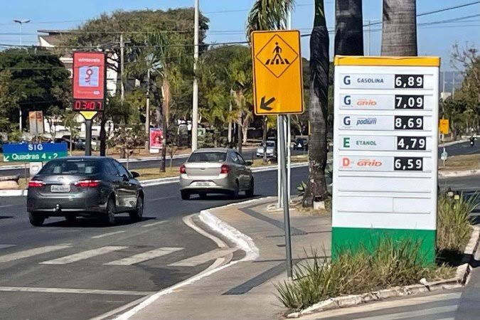 Gasolina sobe até 50 centavos e chega a R$ 6,89 no DF