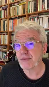 Bon dia, verbívors! Ahir, “Un Robert californià amb cotxe vermell” era  REDFORD. Avui divendres: “La fruita còmica d'en Joan” de 4 lletres.