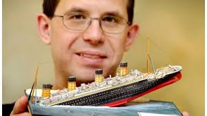 Schiffe und Flugzeuge aus Pappe