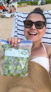 Quenepas, mamoncillo, mamones, mamon... el asunto es que ésta delicia es  pa' mamar 😄, chupar, comer... disfrutarlo y relajarse. Es una terapia  emocional. Te concentras, te lo gozas y se te va