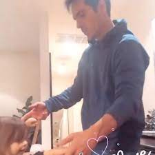 Mauricio ochmann se pronuncia sobre su posible participación en el reality de viaje con los derbez | video. Mauricio Ochmann Aparecio Tras Anunciar La Muerte De Su Padre Bailo Con Kailani Y Contemplo La Noche Al Lado De Una Fogata Infobae