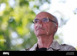 News carver hi-res stock photography and images