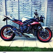 3 Cylinder Love On Instagram Street Triple Rx Probably One Of The Coolest Colour Schemes Owner Benr675 Triumph Streettriple 675 Rx New Triu Motorrad
