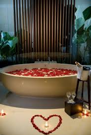 Soiree Romantique Bain Aux Petales Pour La Saint Valentin Bain Romantique Soiree Romantique Diner Romantique