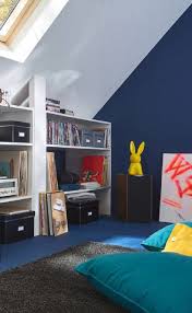dans cette chambre d ado des meubles de rangement specialement adaptes aux sous pentes permettent d ins deco chambre garcon idees chambre deco chambre enfant