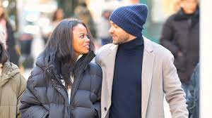 Jesse williams reveals he 'flipped' ellen pompeo while they were filming jackson's last scene with jesse williams admits he 'accidentally flipped' ellen pompeo filming final 'grey's anatomy' scenes. Jesse Williams Turtelt Mit Seiner Freundin Durch New York Promiflash De