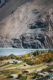 Mountainside and Lake · Free Stock Photo