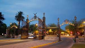 Explora la red de senderos para pasear y andar en bicicleta, que conducen a una variedad de lugares de interés de la ciudad, que incluyen un zoológico, un estadio de fútbol y un mirador panorámico. Schones Denkmal Parque General San Martin Mendoza Reisebewertungen Tripadvisor
