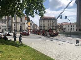 Os bombeiros sapadores do porto receberam o alerta às 15h27 e no local extinguiram as chamas às 16h10. I16q7st1kxwi0m