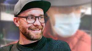 Born on january 11, 1984, german singer/songwriter mark forster served as a pianist in kurt krömer's band from 2007 to 2010 before he signed with four music and started to work on songs for his debut album. Mark Forster Bin Sehr Aufgeregt Bunte De