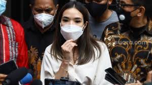 Sakit dan kecewa tentu saja, hari yang seharusnya membahagiakan untukku, hari pernikahanku, harus kuserahkan pada sahabatku. Kalau Bukan Karena Kerabat Gisel Cuek Dikecam Soal Kuda Bernama Aisyah