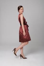Die Basis Fur Diesen Edlen Abendlook In Kupferrot Bildet Ein Armelloses Etuikleid Das Dolzer Gekonnt Mit Festlichen Eleme Satin Dresses American Dress Dresses