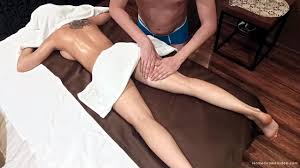 Namorada magra é massageada e dedada