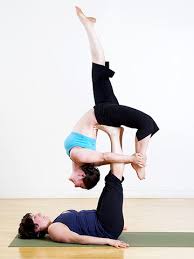 From a seated position facing each other, extend legs out exhale as one person folds forward from the hips and the other sits back, keeping the spine and arms straight. 4 Person Yoga Challenge Poses Yoga Houdingen