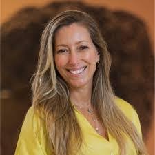 Aline Queiroz's Instagram, Twitter & Facebook