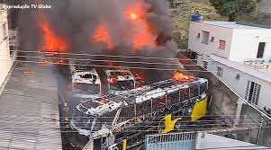 Há relatos de que moradores dos andares acima não estavam conseguindo deixar o local. Video Mostra Suspeito Se Aproximando Da Garagem De Onibus Da Severo Em Belo Horizonte Antes De Incendio Ato Criminoso E Investigado