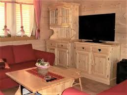 Il massello è un materiale che riconcilia l'uomo con gli spazi dell'abitare, una sfida sempre più difficile da vincere. Soggiorni Taverne Cucine In Legno Massello Di Pino Per Arredamenti Rustici Country Provenzali Mobilificio Maieron Paluzza Udine Italia