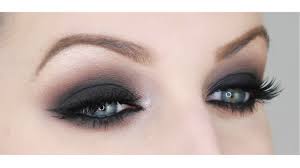 Le maquillage des yeux charbonneux, smoky eye en anglais, permet de souligner le regard pour le rendre pratique ancestrale et transculturelle, emblème rock et sulfureux, le smokey eye perdure. Tuto Comment Faire Un Smoky Eyes Facilement Youtube