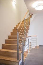 Moderne Faltwerktreppe Mit Stahlgelander Auf Betonunterkonstruktion In 2020 Treppe Gelander Treppe Treppe Haus