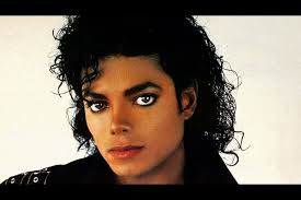 En 2016, le roi de la pop bat tous les records avec 825 millions de dollars. Michael Jackson Votez Pour Votre Tube Prefere