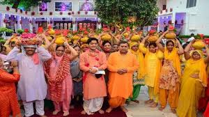 Devotees sing song on the Kalash Yatra कलश यात्रा में मंगल गीतों पर झूमे  भक्त , Bareily Hindi News - Hindustan