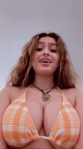 which one do you guys think looks better? : rlesliequintero