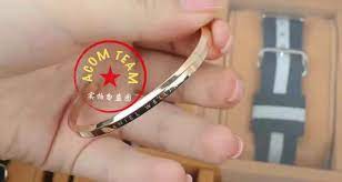 提醒下大家 我有卖dw classic cuff 色 比市价便宜很多 欢迎询问 现货现货不用等 玫瑰金色银色 有大有小 可以当情侣手环 你女朋友会很喜欢哦 重点就是100 美国直邮专柜正品 若假退款 jewelry tea cuff
