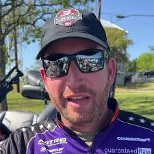 Pro Angler Ott DeFoe boated 10 bass weighing 31 pounds, 14 ounces to take  the Group A lead after their first Qualifying Day