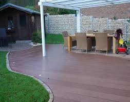 Wpc Terrasse Aus Megawood Jumbodielen In Kombination Mit Naturstein Kloss Garten Und Landschaftsbau Velbert Garten Landschaftsbau Megawood Hintergarten