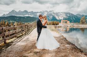 Auf der alm da gibt's koa sünd, aber dafür gibt's bei uns heute eine sündhaft schöne hochzeit auf der alm! Hochzeitslocation Am Berg Chalets Almwelt Austria