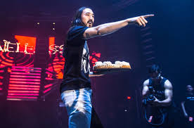 Wenn sie einer derjenigen sind, die das gemeinsame nicht mögen, stellen wir ihnen hier die 25 kreativsten kuchen vor. Fan Dreht Spiess Um Und Bewirft Steve Aoki Mit Torte Musik Aus