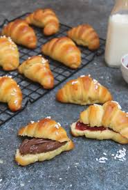Vedremo infatti come preparare delle brioches dolci semplici fatte in casa.le brioches si possono farcire con miele, marmellata, cioccolato o nutella, ma sono buonissime anche semplici senza ripieno.questa ricetta per fare le brioches richiede pochi ingredienti e solo un po' di pazienza. Cornetti Brioche Fatti In Casa Come Al Bar Soffici E Gustosi Passo A Passo Cibo Che Passione