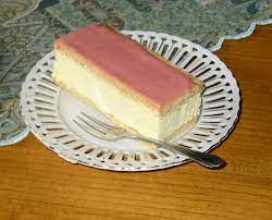It consists of a layer of puff pastry with a thick layer of vanilla pudding. Tompouce Wikipedia