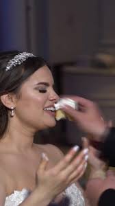 🙃 #wedding #cakesmash #weddingfail #dumbwaystodie