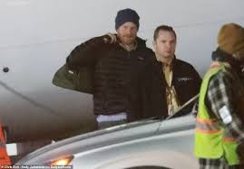 10.10.2020 · prince harry could face a scolding by the queen amid concerns over his public comments about us politics as royal staff prepare 23.09.2020 · daily mail readers' anger as prince harry & meghan markle go against royal protocol & urges americans to vote prince harry poking. Harry Arrives In Canada To Start His New Life With Meghan Daily Mail Online