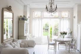 Veel wit in je woonkamer geeft je huis een frisse en rustige uitstraling. Een Volledig Wit Interieur Voor Meer Licht In Je Huis Decor Tips