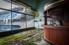 detroits pontiac silverdome sits abandoned and decaying