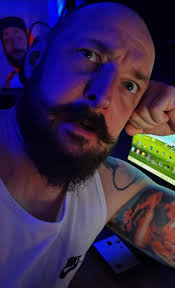 I co biedaki, odmarzają wam już dupy na Openerze? Ja nie będę bulił takiej  kasy za opaskę a wczoraj dorwali mnie na podkopie pod płotem. Więc z moim  starym zamiast OŁPENERA, robimy