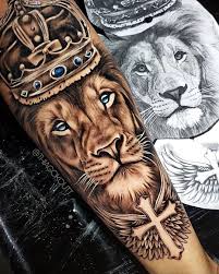 The crown with wings tattoo is popular in the west. Art Amazing Artist Thiagokoutt Awesome Blue Eyes Lion