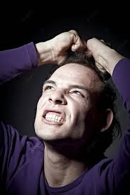 Model Sweater Violet Vibrant Menyerang Pose Komedian Dalam Ruangan Yang  Menyenangkan Foto Dan Gambar Untuk Download Gratis