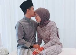 Izreen azminda bersama bekas suami, muhammad riza baharudin ternyata bersikap matang apabila memilih untuk bersikap profesional terhadap karier. Izreen Azminda Terima Cacian Suami Mahu Cerai Isteri Pertama Hiburan Mstar