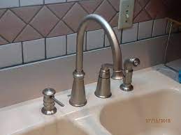 The pull out or the pull down faucets are highly beneficial when you have a large sink or the double chamber sink. Best Kitchen Faucets To Give Your Space A Fresh New Look