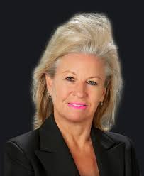 Lori Mclachlan's Instagram, Twitter & Facebook