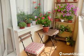 Kecenderungan balkon yang sering dijadikan tempat cuci jemur, masih bisa dipadukan dengan taman minimalis. 8 Ide Sederhana Hadirkan Balkon Minimalis Di Apartemen Mungil Bikin Betah Seharian Rumah123 Com