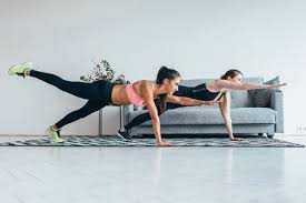 La rutina consiste en tres días semanales, los cuales los puedes compaginar con tu rutina de gimnasio, o entrenarlos en casa pues no se técnica: Tres Ejercicios Para Entrenar Nuestros Abdominales En Casa Sin Necesidad De Material
