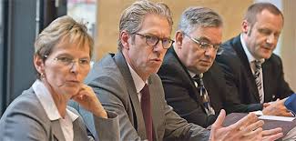 It is about 7 kilometres (4 mi) east of the city center. Paritat Abgelehnt