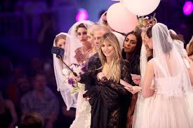 Neben der ganzen aufregung rund um theresias hochzeit, wurde gestern natürlich auch germany's next topmodel 2019 gekürt. Gntm Finale Nach Tv Hochzeit Folgte Der Weg Zum Standesamt Gala De