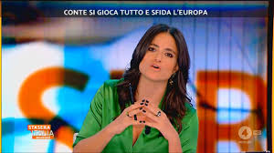 Attrice, giornalista e conduttrice di stasera italia. Veronica Gentili Cosce Da Sballo A Stasera Italia 11 07 2020 Youtube