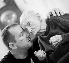 Ein Sohn nimmt seinen in die Jahre gekommenen Vater mit in ein Restaurant,  um dort ein leckeres Abendessen zu genießen. Sein Vater ist ziemlich alt  und deswegen auch schon etwas schwach. Während